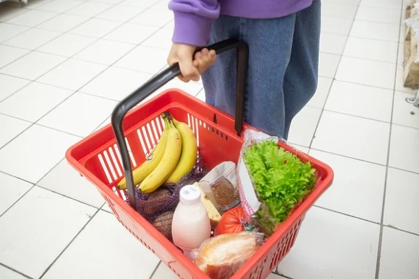 Doctor Warns About the Dangers of Buying Groceries on an Empty Stomach