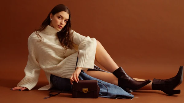 Staying Warm in Style: What Sweaters Are Trendy in Autumn 2025