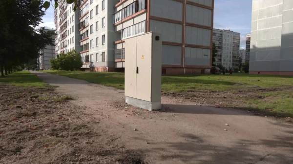 Masterpiece of the Year in Construction? An Electric Cabinet Appeared in the Middle of the Sidewalk in Ziepniekkalns