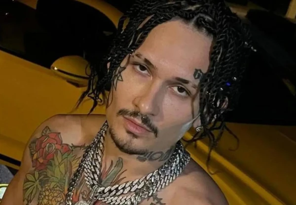 Исполнитель эксплуатирует сексуальный образ.