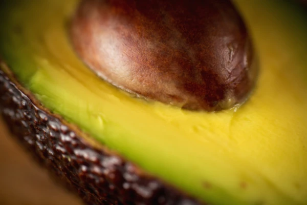 Why Avocado Turns Dark After Cutting and Whether It Is Safe to Eat