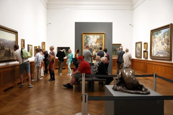 A psychologist explained how visiting museums helps combat anxiety