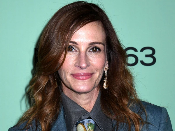 Глаза артистки по-прежнему горят.