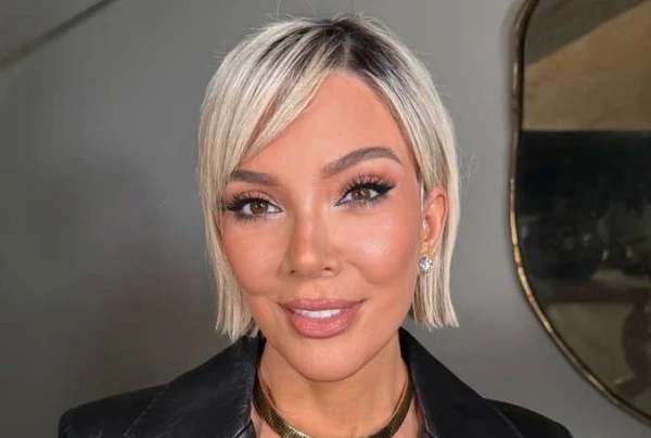 Не поверишь, что дама столь почтенного возраста.