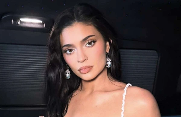 Такую красавицу лишние тряпки только портят.