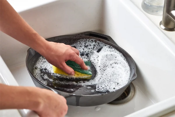 No Grease and Grime: 4 Simple Ways to Clean the Bottom of Your Pan