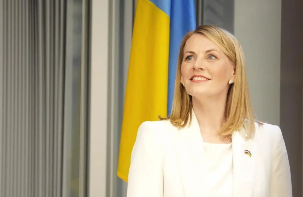 Beautiful blonde leaves the Progressive party