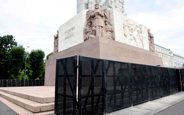 During the visit, the English fans will have the Statue of Liberty hidden behind a fence