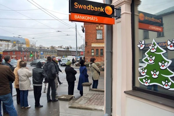 «Where is our money?» Swedbank employee in Latvia robbed clients for years - social media in shock