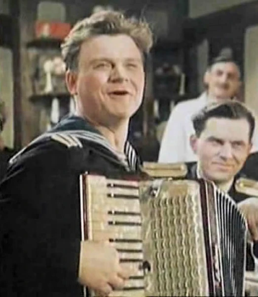 В 1947 году 34-летний композитор внезапно снялся в кино "Поезд идет на восток".