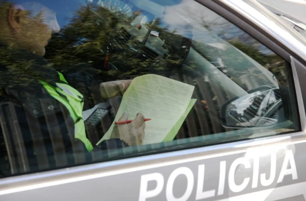 Drunk driver in Ulbroka tried to escape from the police but ended up in a dead end and faces three criminal charges