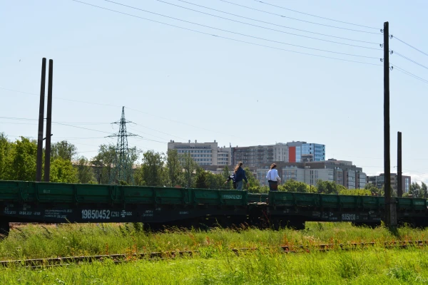 Государственная железная дорога стала объектом интересных игр. Фото автора.