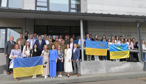 Мэр Огре Эгилс Хелманис с родственниками военнослужащих 111-й бригады ВСУ. Фото оgresnovads.lv.