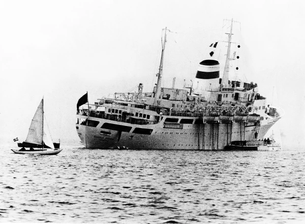 Надежда Крупская» в шхерах. Три черных шара — дневной сигнал судна, севшего на мель.