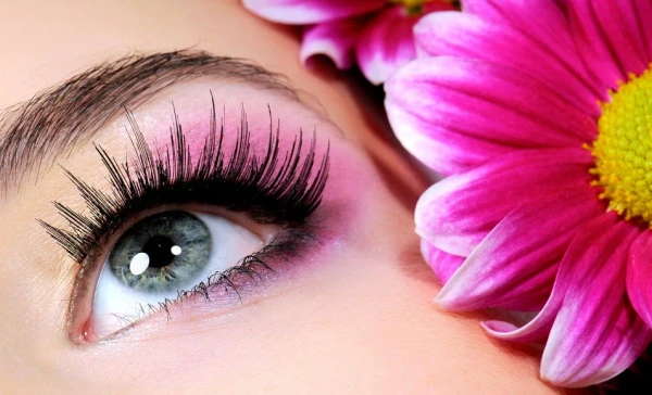 Beauty Without Harm: How Makeup, Eyelashes, and Cosmetology Affect Eye Health