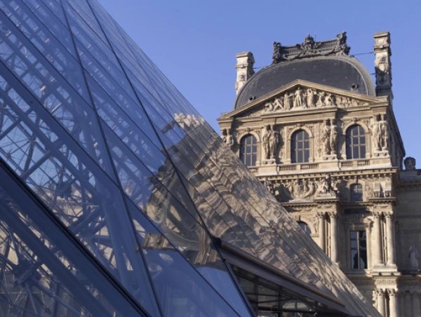Unknown individuals broke into the Louvre in Paris and stole jewels from Napoleon«s collection