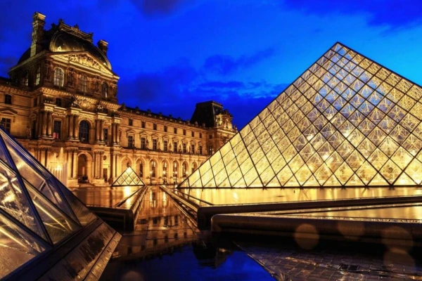 Were you planning to go to the Louvre today? - It was robbed