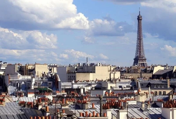 Louvre Heist: Four Escape on Scooters