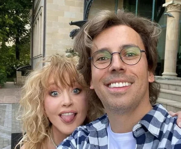 A Spitting Image of Alla: Pugacheva«s Daughter Dazzles Fans in Pirate Costume