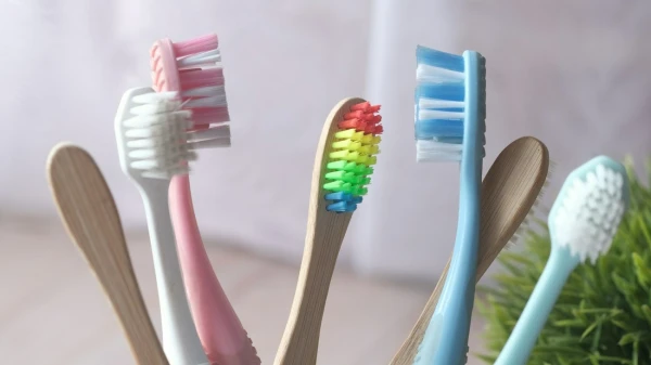 15 Unexpected Ways to Use a Toothbrush for Cleaning and Care
