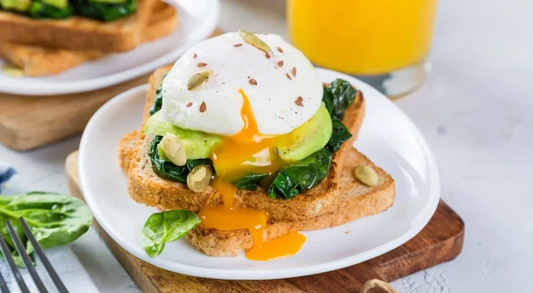 60 seconds — and the poached egg is ready: a chef«s method without a pot and vinegar
