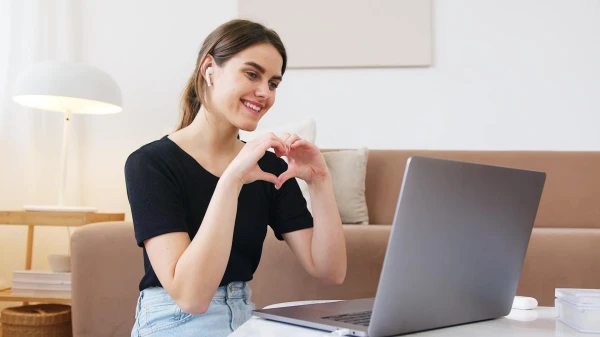 6 Ways to Communicate with Elderly Relatives from a Distance