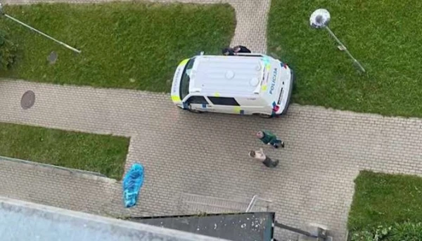 A young man fell from the ninth floor in Bolderāja. It is known that he was not alone in the apartment.