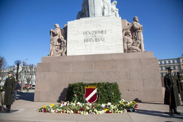 Sometimes they are there, sometimes they are not! The schedule of the honor guard at the Freedom Monument is confusing