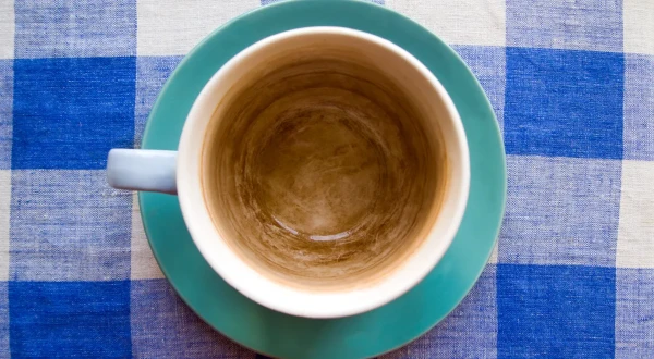 Is there a brown coating on the walls of your cups? An expert explains how to remove it without harming your health