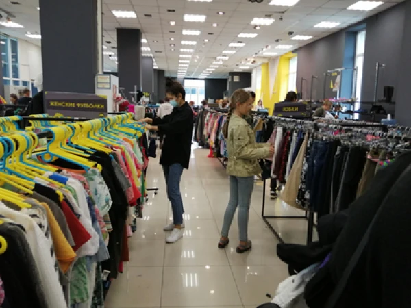 Многие покупатели направили свои взоры на секонд-хэнды.