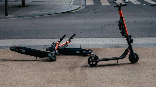 Four pedestrians and an electric scooter driver injured in a traffic accident