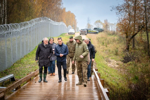 Minister praises the border fence, commentators tore it apart
