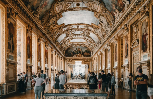 Louvre Security Staff Contacted Jewelry Thieves