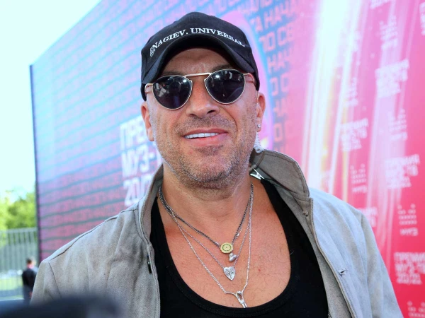 Бравый исполнитель роли маньяка Чикатило.