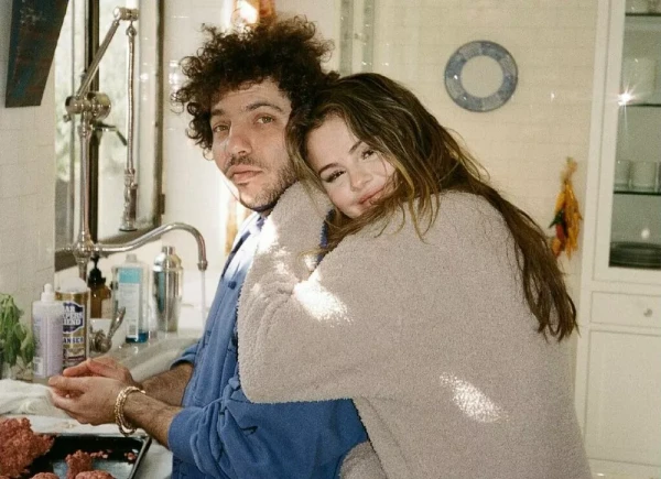 Selena Gomez's Kitchen: Cozy Without Pomp and Expensive Design