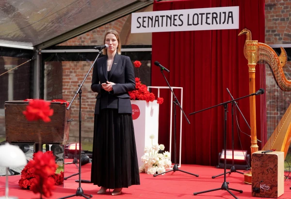 Министр культуры Агнесе Лаце тоже в теме: призывает играть в Senatnes loterija.