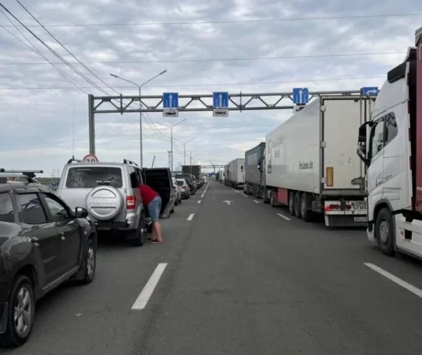 Заторы начали образовываться еще летом, а сейчас достигли апогея.