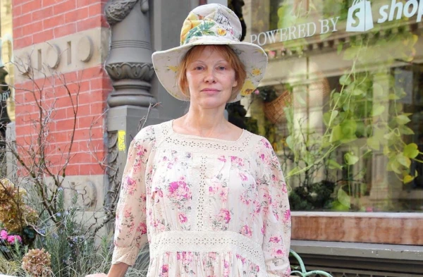 New York in Shock: Pamela Anderson Appears Without Makeup and in a Bright Eccentric Look