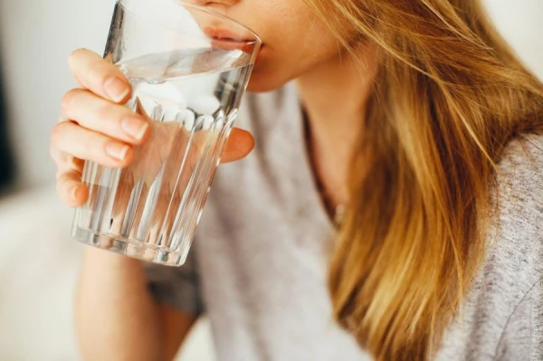 Nutritionist Ginzburg Debunks the Myth About the Role of Water in Weight Loss