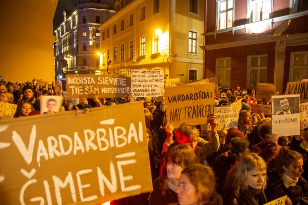 Approximately 5000 people protest outside the Saeima against withdrawal from the Istanbul Convention