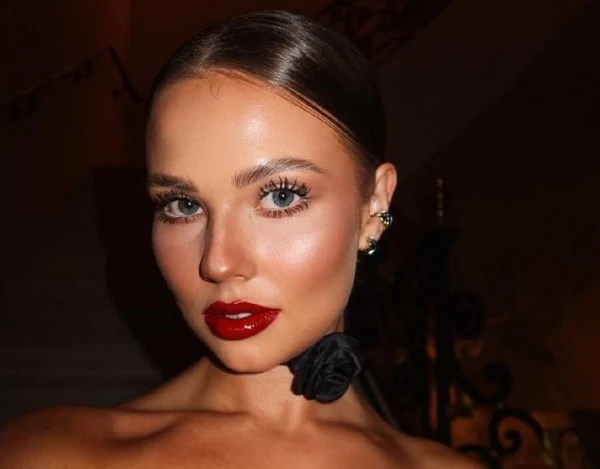 27-year-old daughter-in-law of singer Valeria enjoys the boulevards of Paris