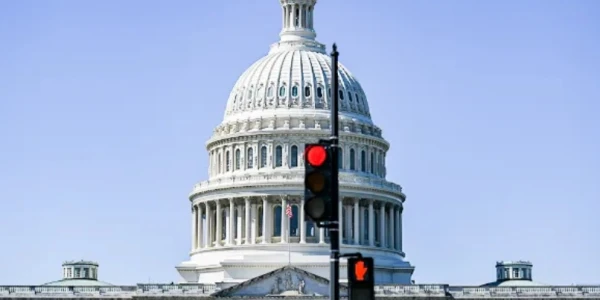 В Вашингтоне в последние месяцы все время горит красный свет.