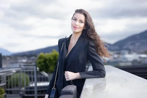 Такую женщину надо было бы на руках носить.