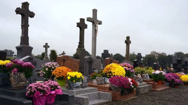 Осенние надгробия украшают яркими цветами.