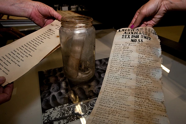 Свитки из капсулы времени 1929-1931 годов, в которой хранится свиток с автографами Американского легиона и Женского вспомогательного корпуса.