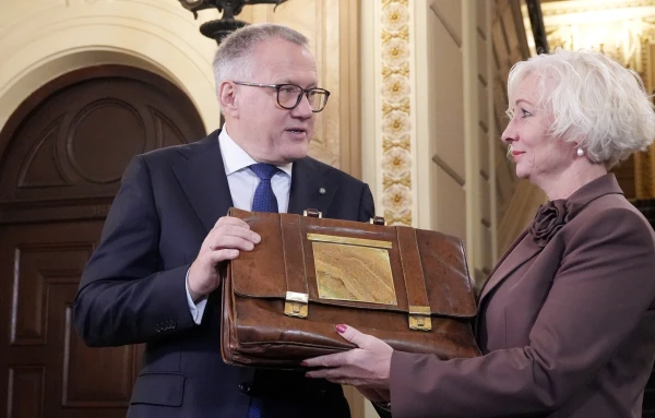 Министр финансов Арвилс Ашераденс вручил бюджет-2026 спикеру Сейме Дайге Миерине.