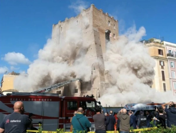 A historic tower collapsed in the center of Rome: there are injured