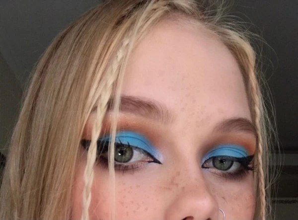 Trendy Makeup with Blue Eyeshadow: How to Style It to Look Chic?