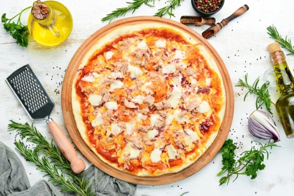 Crispy dough, juicy tuna, and lots of cheese — a pizza that will win everyone over