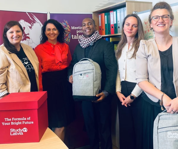 Иностранцы, направляющиеся на учебу в ЛР, получили рюкзаки.